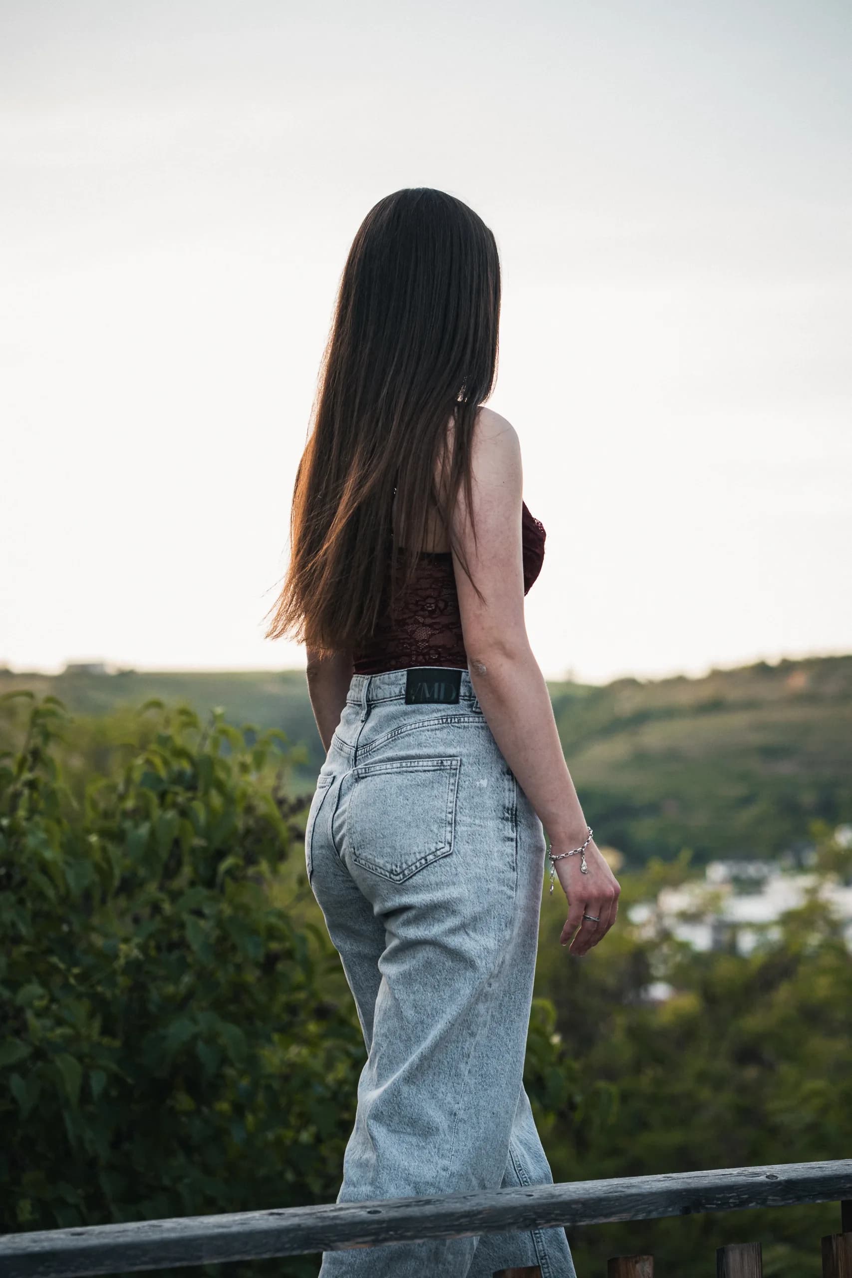 frau von hinten landschaft mit jeans