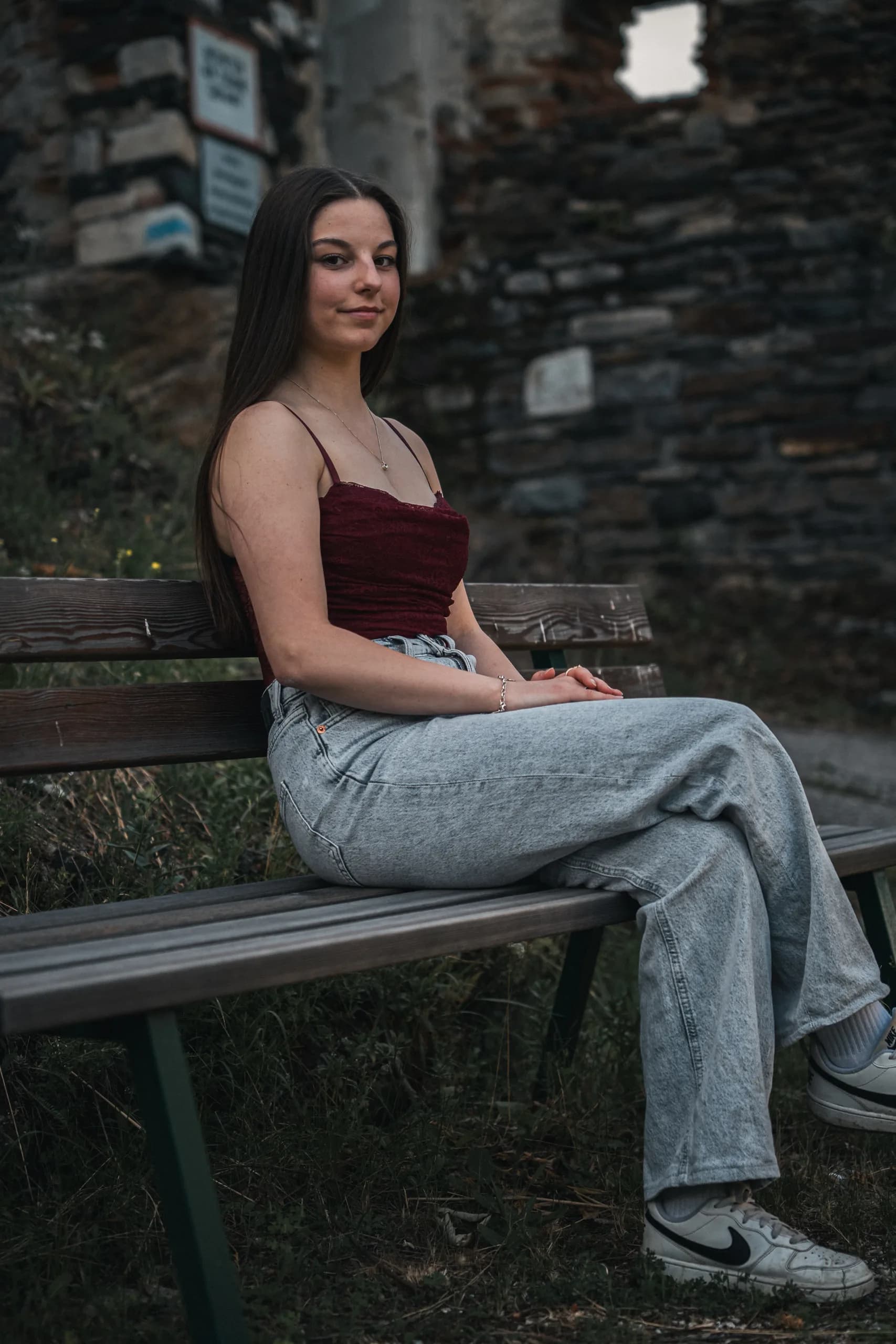 junge frau bench outdoor mode