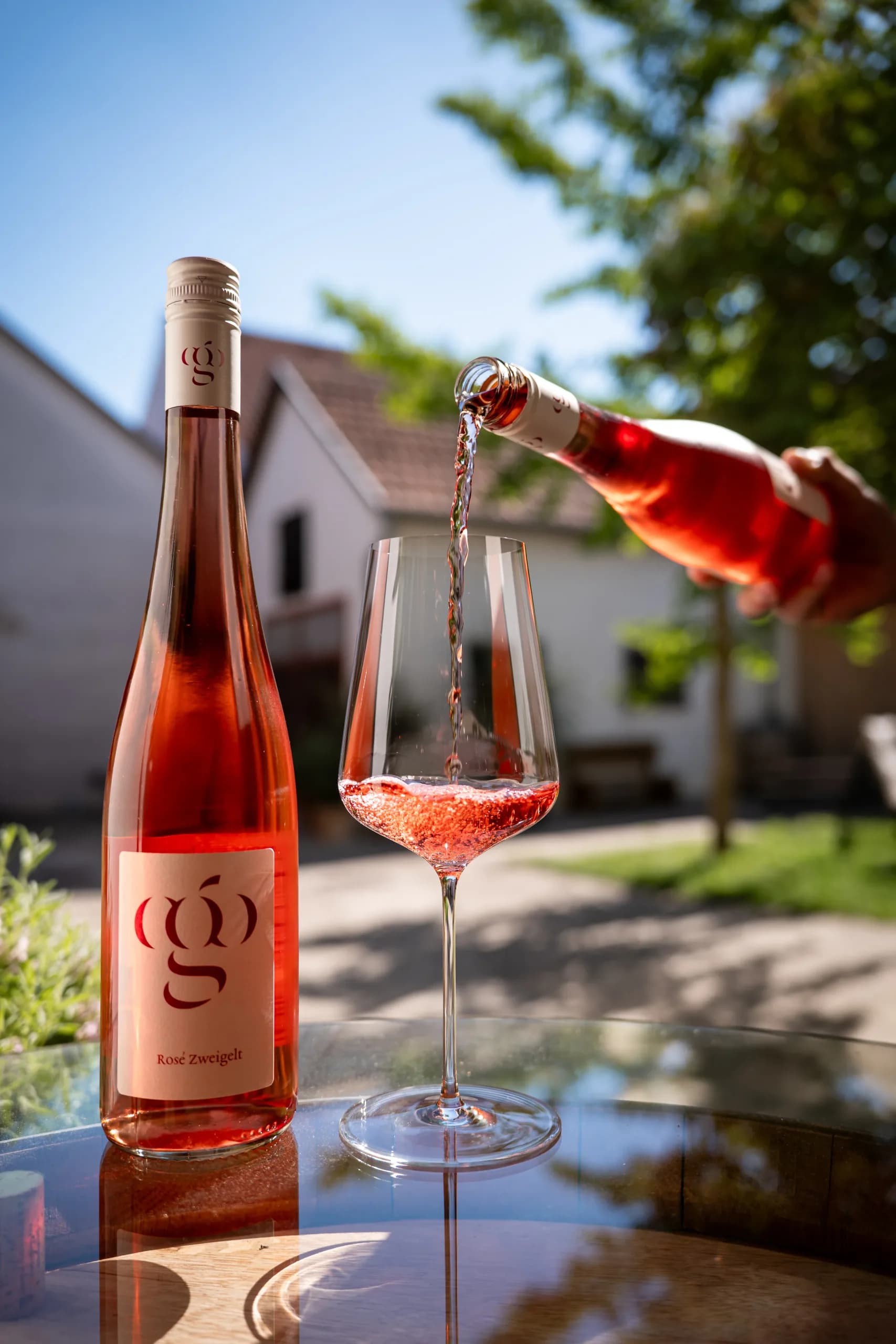 rose ziegelt wein einschenken glas garten