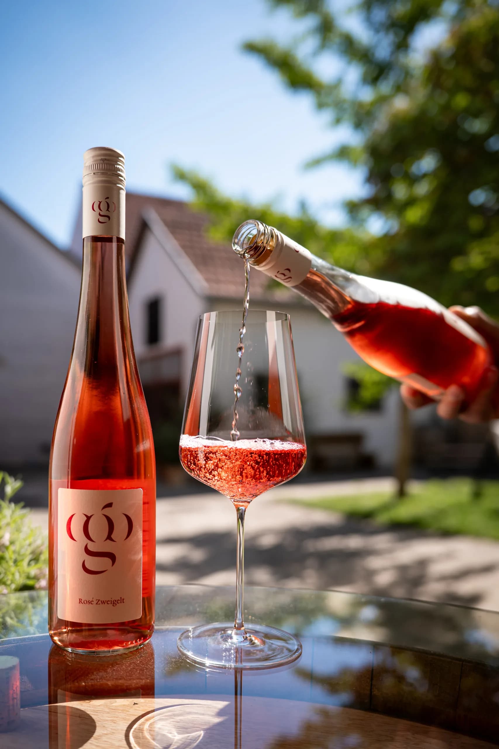 rose zwiegelt wein einschenken glassommer
