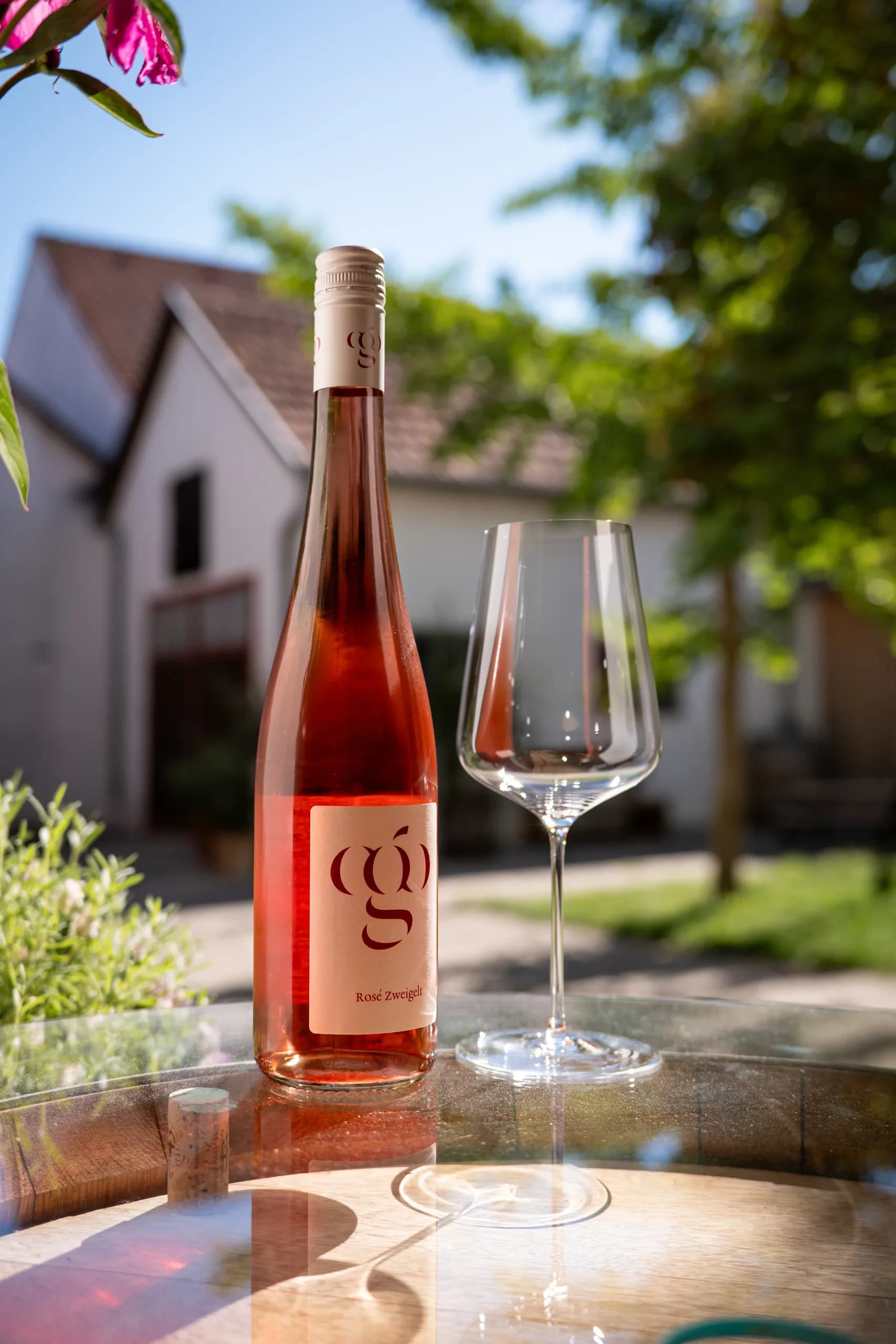 rosewein flasche und weinglas naturhintergrund