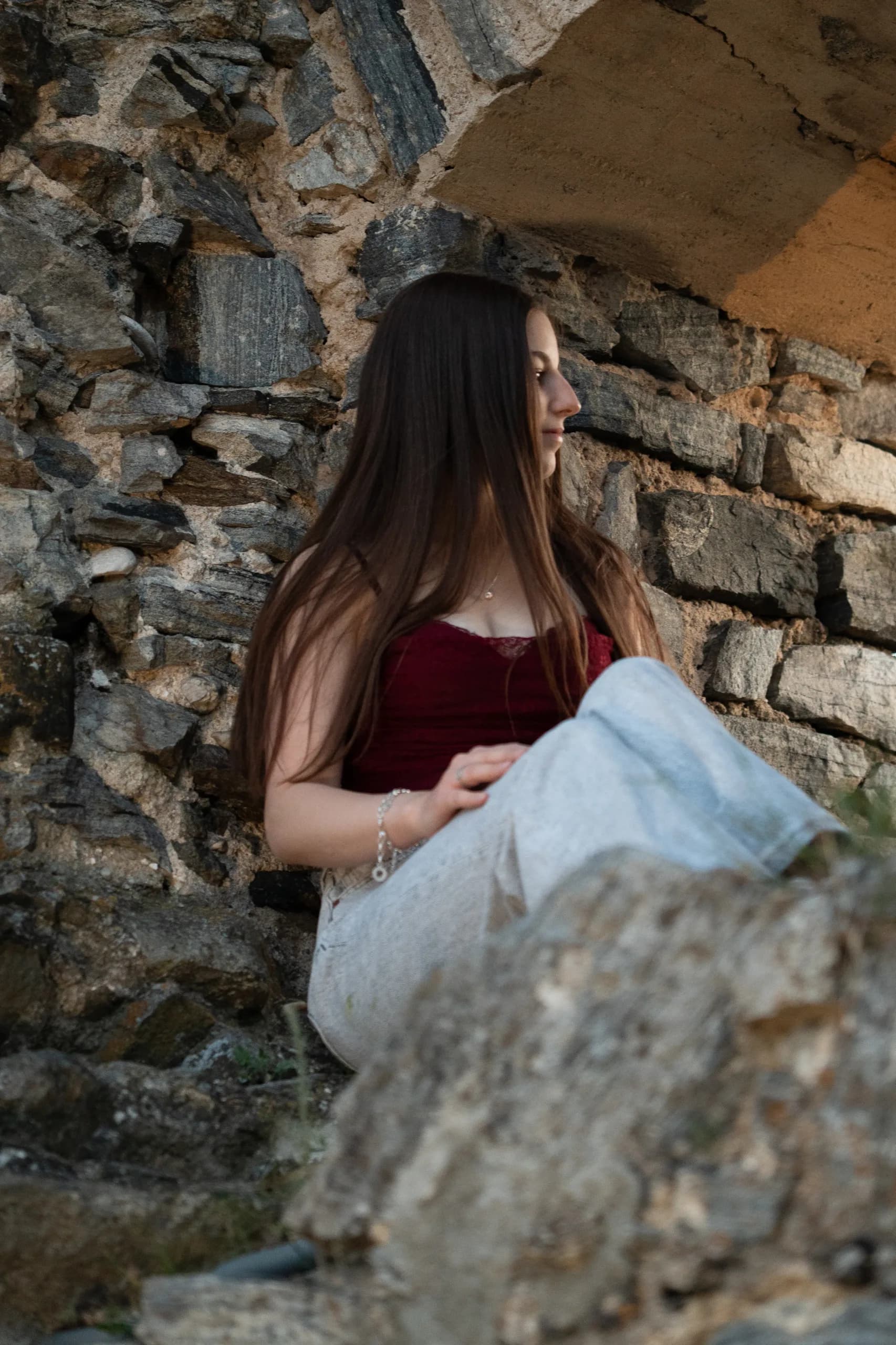 junge frau natur steinwand portrait